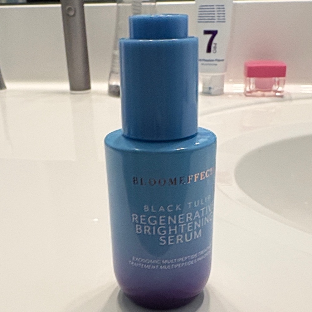 Black Tulip Regenerating Brightening Serum - Blue